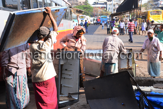 MCC evicts petty shops near bus stand, Rao and Rao Circle 1
